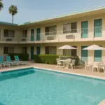 Motel con piscina all’aperto vicino alle principali attrazioni: come riconoscere quelli davvero curati